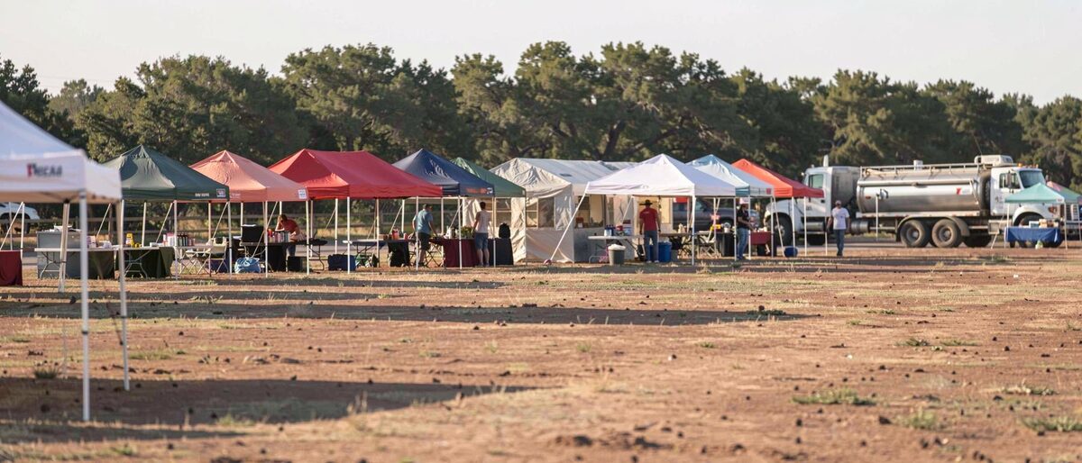 The site beside the subject: What a Texas summer does to a show day, how shade, water and early hours reshape the ring, and why a flat face changes the math.